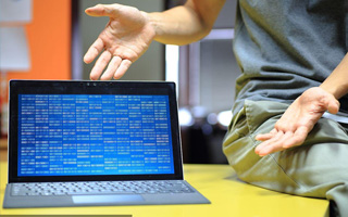  ,php子類可以繼承父類所有成員？